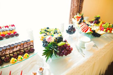 Düğün şekeri büfesinde lezzetli tatlılar, tatlılar, kekler.