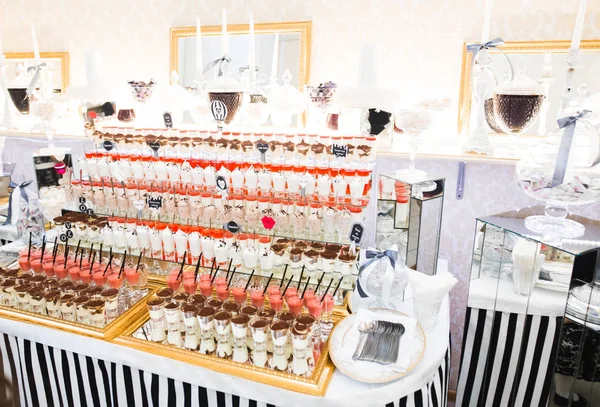 Diferentes tipos de dulces horneados en un buffet — Foto de Stock