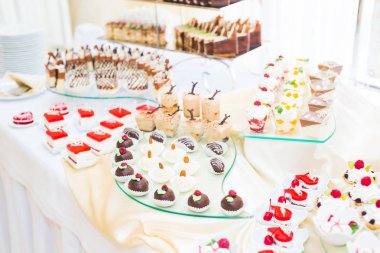 Düğün şekeri büfesinde lezzetli tatlılar, tatlılar, kekler.