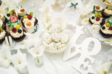 Düğün şekeri büfesinde lezzetli tatlılar, tatlılar, kekler.