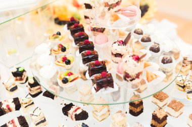 Bir büfe üzerinde pişmiş tatlı çeşitleri