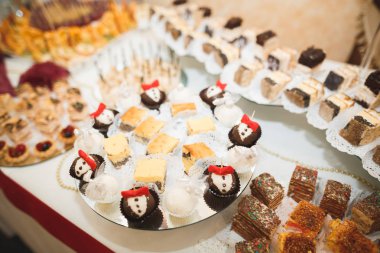 Enfes ve lezzetli bir tatlı masası ve resepsiyonda kapkek fotoğrafları.