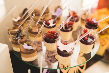 Düğün şekeri büfesinde lezzetli tatlılar, tatlılar, kekler.