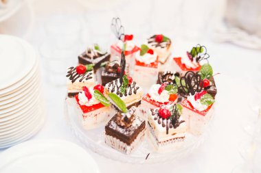 Bir büfe üzerinde pişmiş tatlı çeşitleri