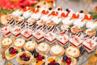 Düğün şekeri büfesinde lezzetli tatlılar, tatlılar, kekler.