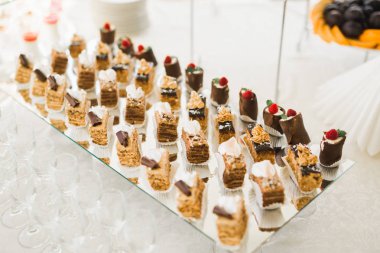 Enfes ve lezzetli bir tatlı masası ve resepsiyonda kapkek fotoğrafları.