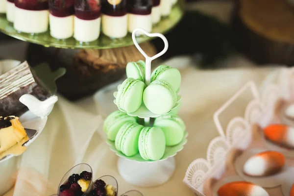 Doces deliciosos em buffet de doces de casamento com sobremesas, cupcakes — Fotografia de Stock
