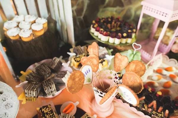 Различные виды выпечки сладостей на шведском столе — стоковое фото