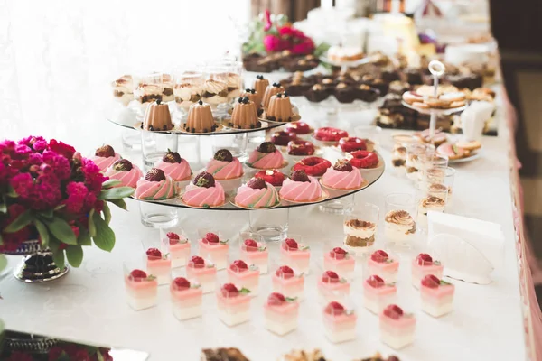 Diferentes tipos de dulces horneados en un buffet — Foto de Stock