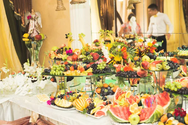 Délicieuse et savoureuse table à dessert avec des petits gâteaux plans à la réception gros plan — Photo