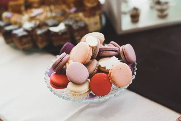 Doces deliciosos em buffet de doces de casamento com sobremesas, cupcakes — Fotografia de Stock