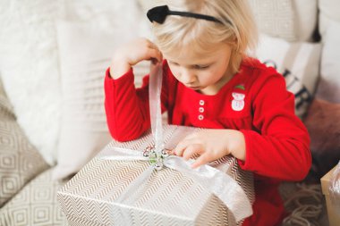 Hediye kutusu olan küçük güzel bir kızın portresi.