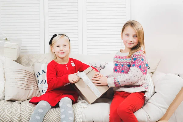 Caja de regalo mágica y un niño niñas, milagro de Navidad, pequeña hermosa niña sonriente feliz abre una caja con regalos — Foto de Stock