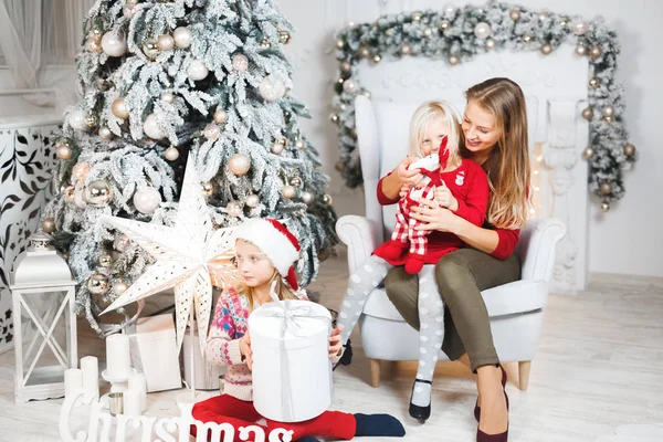 Anne ve kızları küçük kızların doğum günü hediyelerini açıyorlar..