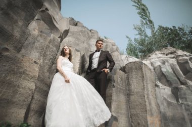 güzel düğün çifti kayalar ile dağlarda