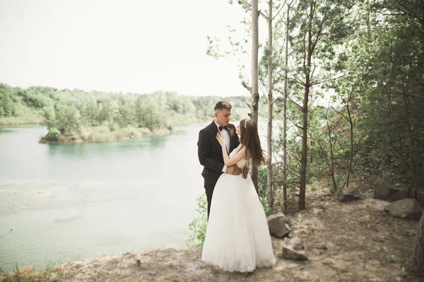 Embrasser couple de mariage rester sur beau paysage — Photo