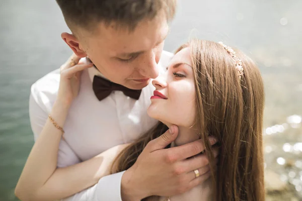 Besos boda pareja en primavera naturaleza primer plano retrato —  Fotos de Stock