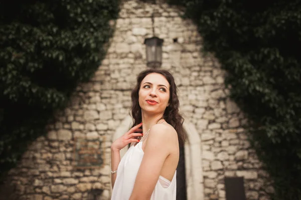 Noiva. Mulher bonita no parque com buquê em um dia quente de verão . — Fotografia de Stock