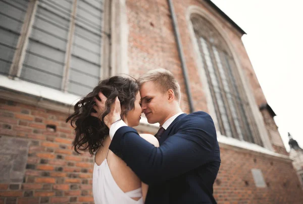 Lindo Casamento Casal Noiva Noivo Posando Perto Idade Portão Edifício — Fotografia de Stock