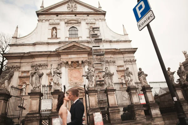 Couples mariés, mariés près d'une église à Cracovie — Photo