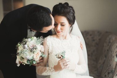 Mükemmel bir çift gelin ve damat düğün günlerinde poz verip öpüşürler.