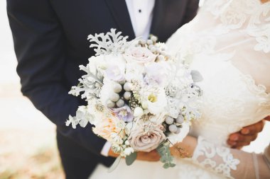 Romantik, peri masalı, mutlu yeni evli çift parkta sarılıp öpüşüyor, arka planda ağaçlar...