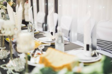 Düğün töreni için hazırlanmış bir restoranın içinde.