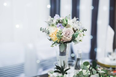 Farklı çiçeklerden oluşan lüks bir düğün buketi.