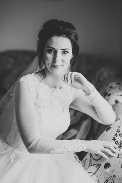 เจ้าสาวที่สวยงามสวมชุดแต่งงานแฟชั่นกับขนนกด้วยการแต่งหน้าหรูหราและสไตล์ผม, สตูดิโอถ่ายภาพในร่ม — ภาพถ่ายสต็อก