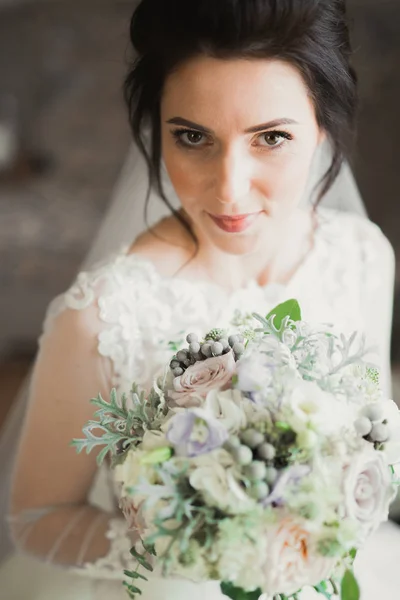 Novia de lujo en vestido blanco posando mientras se prepara para la ceremonia de boda — Foto de Stock
