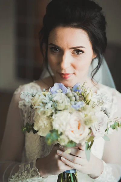 Портрет красивой невесты с фатой на свадьбе утром — стоковое фото