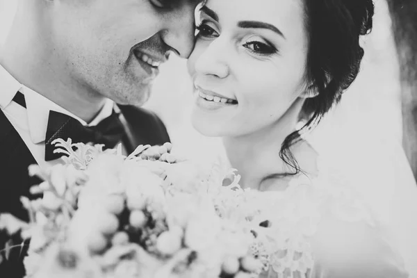 Casamento recém-casado casal correndo e pulando no parque, mantendo as mãos — Fotografia de Stock