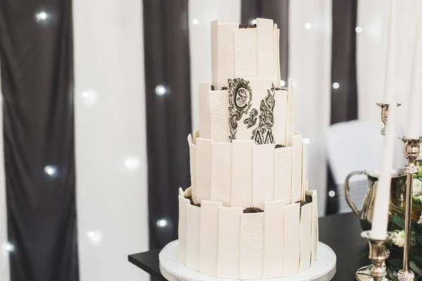 Gâteau de mariage décoré de luxe sur la table — Photo