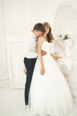 Gelin ve damat el ele tutuşuyor.