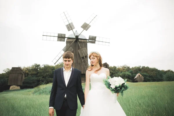 Casal Lindo Casamento Noiva Noivo Posando Campo Durante Pôr Sol — Fotografia de Stock