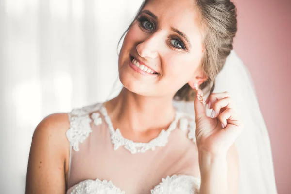 Luksusbrud i hvit kjole som poserer under bryllupsforberedelsene – stockfoto