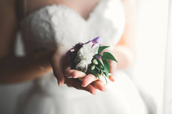 Gelin çiçekli büyük ve güzel bir düğün buketi tutuyor. — Stok fotoğraf