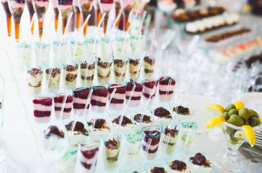 Enfes ve lezzetli bir tatlı masası ve resepsiyonda kapkek fotoğrafları.