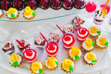 Enfes ve lezzetli bir tatlı masası ve resepsiyonda kapkek fotoğrafları.