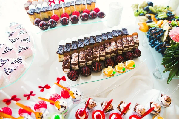 Olika typer av bakade sötsaker på en buffé — Stockfoto