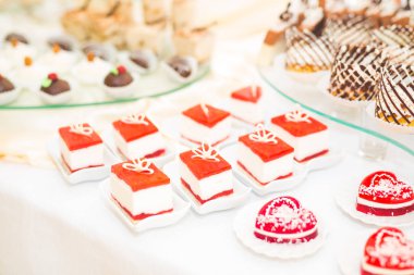 Bir büfe üzerinde pişmiş tatlı çeşitleri