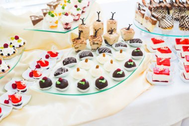 Enfes ve lezzetli bir tatlı masası ve resepsiyonda kapkek fotoğrafları.