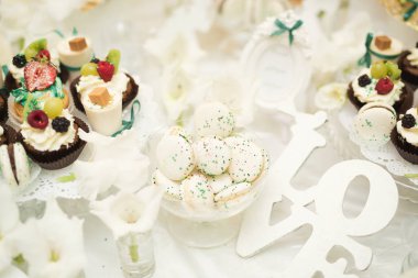 Enfes ve lezzetli bir tatlı masası ve resepsiyonda kapkek fotoğrafları.