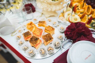 Düğün şekeri büfesinde lezzetli tatlılar, tatlılar, kekler.