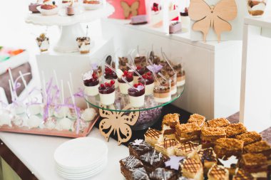 Bir büfe üzerinde pişmiş tatlı çeşitleri