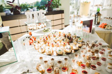 Bir büfe üzerinde pişmiş tatlı çeşitleri