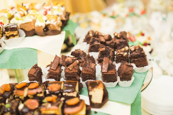 Různé druhy zapečené sladkosti na bufet — Stock fotografie