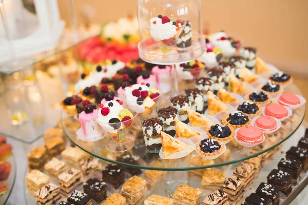 Verschiedene Arten von gebackenen Süßigkeiten auf einem Buffet — Stockfoto