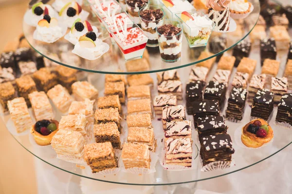 Läckra och välsmakande dessert bord med cupcakes skott i receptionen närbild — Stockfoto