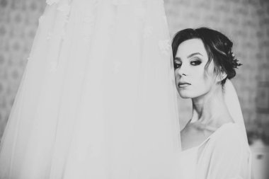 Zarif beyaz elbiseler içinde güzel bir gelin